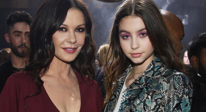 Catherine Zeta-Jones és Michael Douglas 18 éves lánya fürdőruhában pózolt: Carys szép, mint az anyja