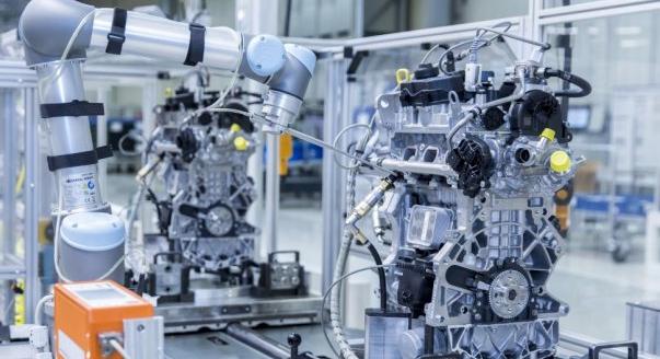 Robot szimatolja az Audi háromhengeres motorjait