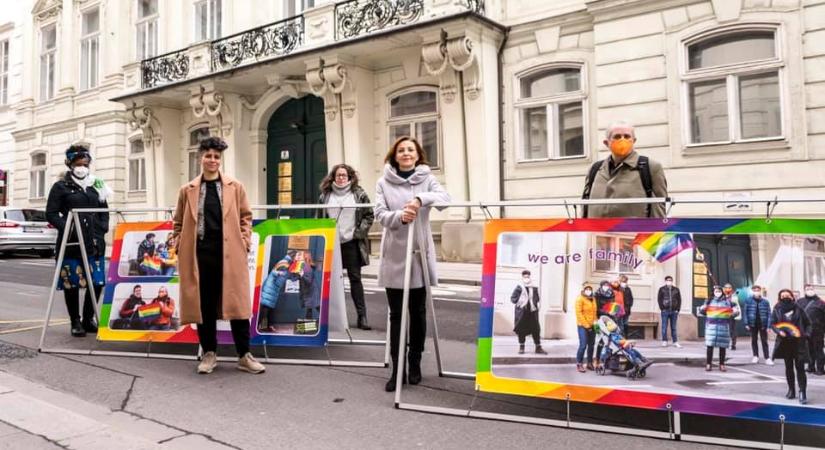 A bécsi magyar nagykövetség előtt tüntetnek az LMBTQ-jogok miatt
