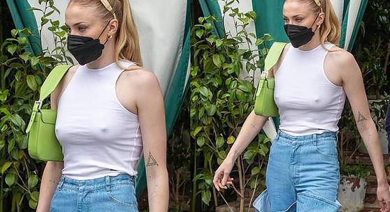 Szexi! Sophie Turner mellbimbói majd’ átszúrják vékony, fehér pólóját