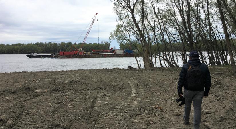Már a vízen is dolgoznak a Kalocsa–Paks Duna-híd építői