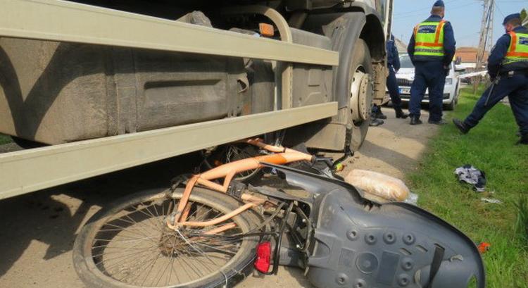 Kerékpáros és utasa ütközött teherautónak Jászapátin