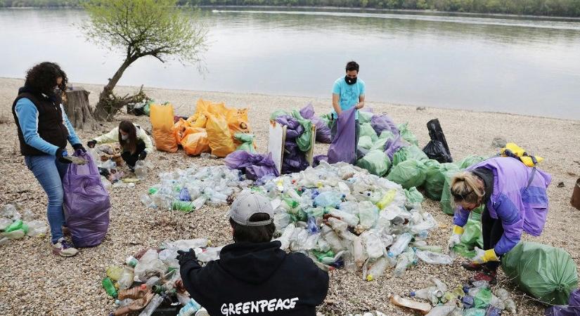 Ásványvizes és üdítős palackok miatt úszik műanyagban a Duna