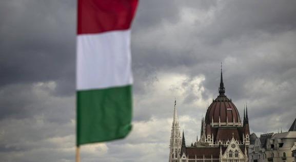 Jobbik: Engedjék félárbócra az Országház nemzeti lobogóját!