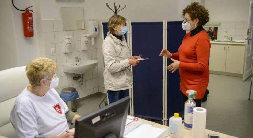 A járvány alatt is dolgoznak a Máltai Szeretetszolgálat idős orvosai