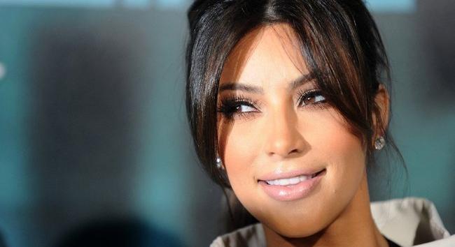 Ejha: Kim Kardashian még a jogi vizsgájára is falatnyi bikiniben készül