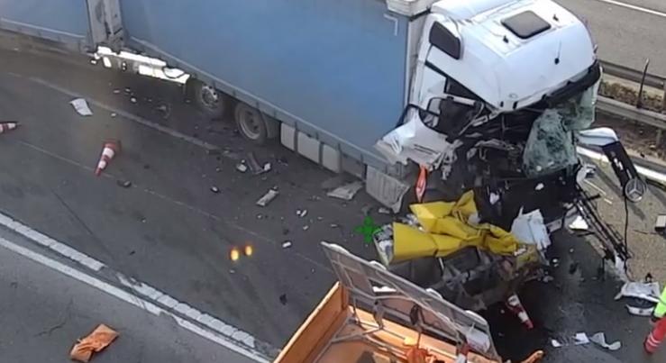 VIDEÓ: Ezúttal egy kamionosnak sikerült letarolnia a Magyar Közút egyik energiaelnyelő berendezését