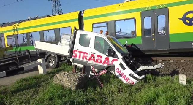 Újabb vonatbaleset történt: a tilos jelzés ellenére hajtott a sínekre egy gépet vontató teherautó sofőrje – videó