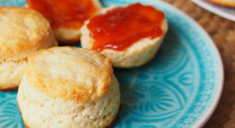 Így készül az angol pogácsa, a scone: az omlós tészta édesen és sósan is isteni