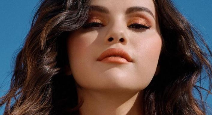 Wow! Selena Gomez platinaszőke lett