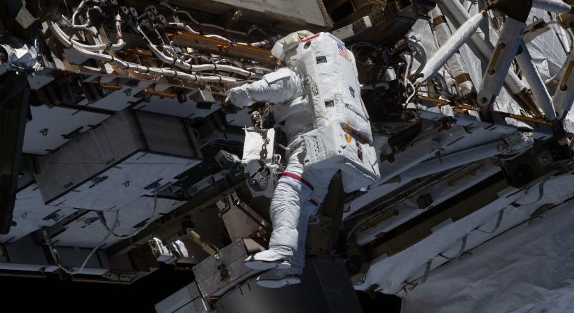 Így zongorázik egy űrhajós a Nemzetközi Űrállomáson, miközben a Föld szomorkásan sodródik a háttérben