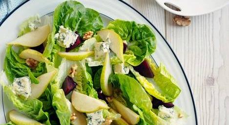 A fejes saláta kéksajtos öntettel is remek, szuper köretet dobhatsz össze velük percek alatt