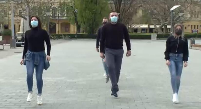 Flashmobot tartottak leukémiás barátjuk kórházi ablaka alatt – videó