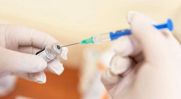 Amerikai egészségügyi vezető: A Johnson&Johnson-vakcina kockázatai sokkal alacsonyabbak, mint az aszpiriné