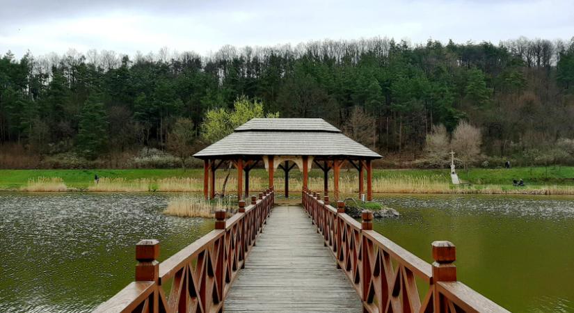 Nógrád megye legtakarosabb kis falucskája valóságos ékszerdoboz: sétáljatok egyet a bájos Hársas-tó partján!