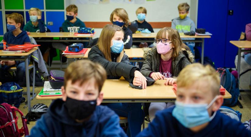 Nő a félelem: sok szülő maszkkal védené gyermekét az iskolában