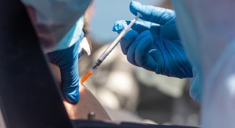 Előjegyzés nélkül osztják a Pfizer-vakcinát egy kolozsvári autósparkolóban