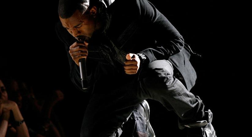 Több mint félmilliárd forintért kelt el Kanye West használt cipője