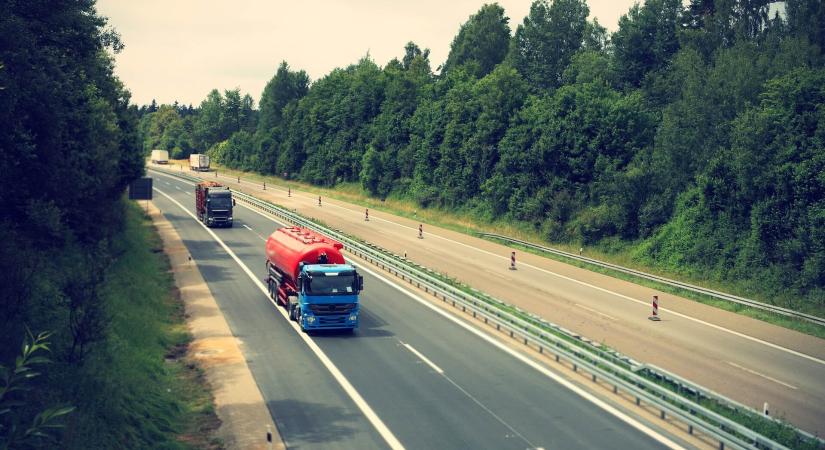 Kamionbalesetek az M1-es autópályán, áll a forgalom Hegyeshalom felé Győrnél