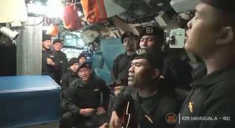 Szívszorító videón énekel egy búcsúdalt az elsüllyedt indonéz tengeralattjáró legénysége
