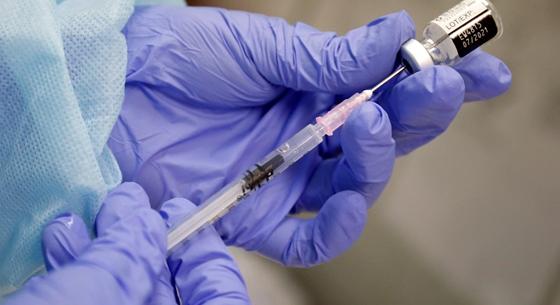 Előjegyzés nélkül adják a Pfizer vakcináját egy kolozsvári autós oltóponton