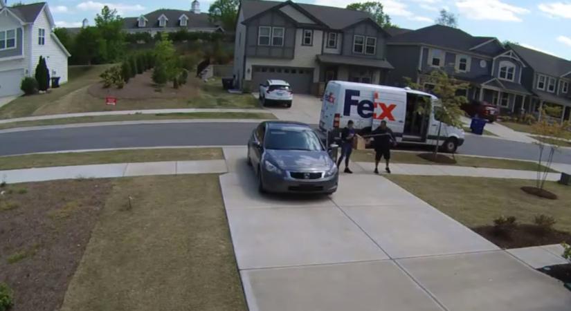 Videón a csomagszállító átverése: elég egy idegen háza elé beállni egy kis ajándékért