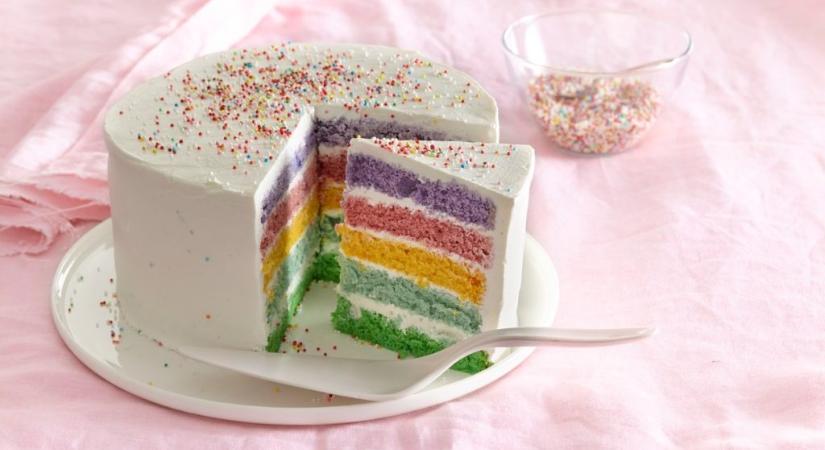 Lépésről lépésre: így kell sütni az internet kedvenc sütijét, a szivárványos tortát
