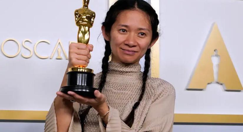 Az Oscar-díjas kínai rendezőről, Chloé Zhaóról szóló híreket cenzúrázták Kínában
