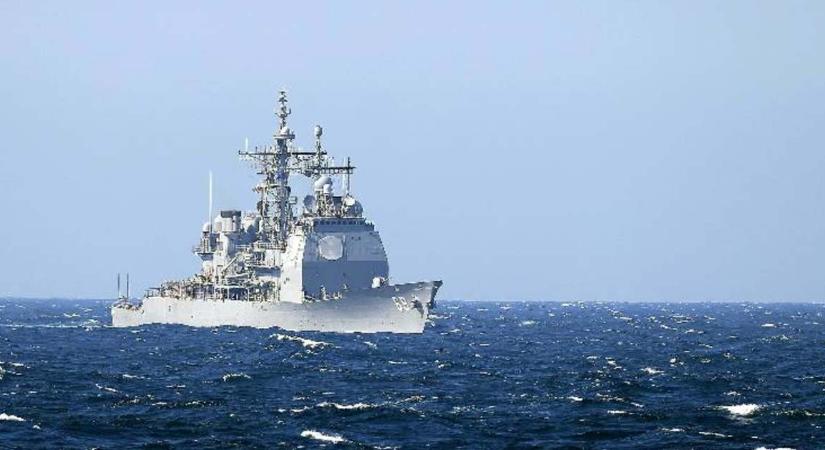 Egy amerikai hadihajó figyelmeztető lövéseket adott le az iráni Forradalmi Gárda hajóinak