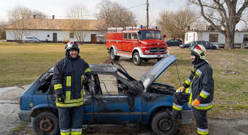 Hatalmas lángokkal égő autót oltott el a keszthelyi testvérpár! Videón mutatjuk a részleteket!