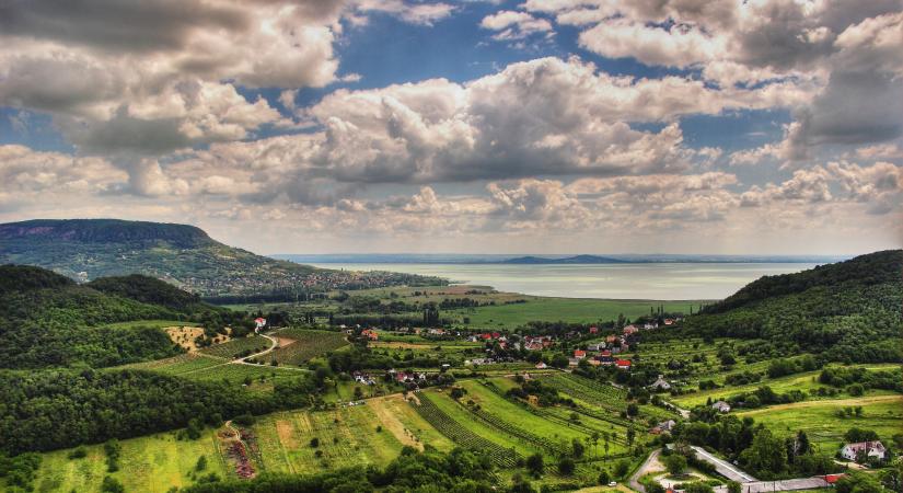 Hol és mennyiért nyaralnak a magyarok a Balatonnál? Térképre tettük a szálláshelyeket