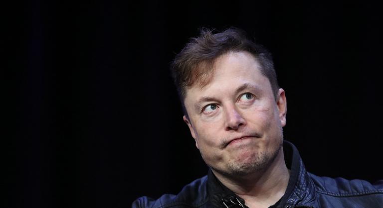 Elon Musk bevallotta, nagy bukta a Tesla napelemes tetőprojektje