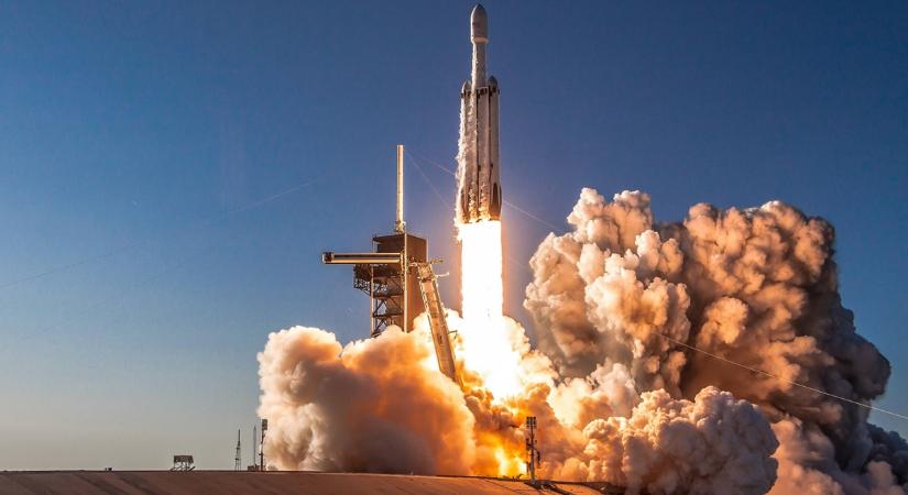 Űrkolonizáció: a SpaceX és NASA közös küldetést tervez a Holdra