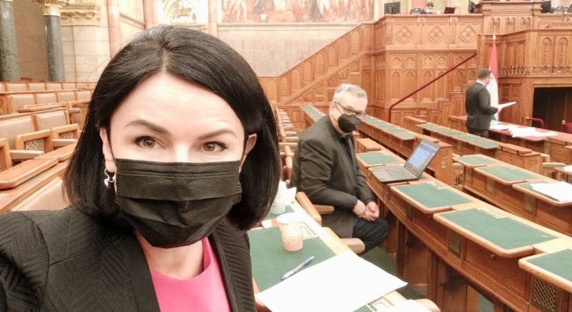 „Ha megveti a kommunizmust a Fidesz, akkor ezt a kínai vezetéssel is közöljék” – este is vitáztak a parlamentben