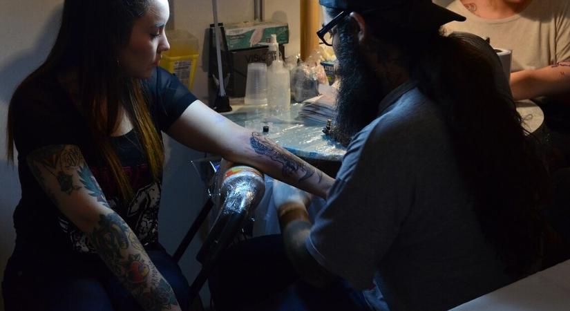 Olyan tetoválásokat kínál egy New Yorki-i stúdió, amik egy év alatt halványodnak, majd eltűnnek