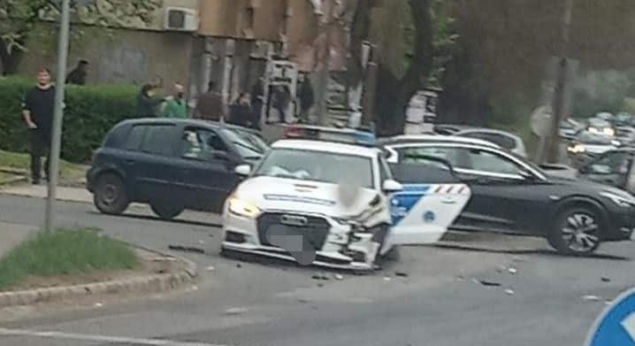Rendőrautónak csapódott egy Renault Vácott