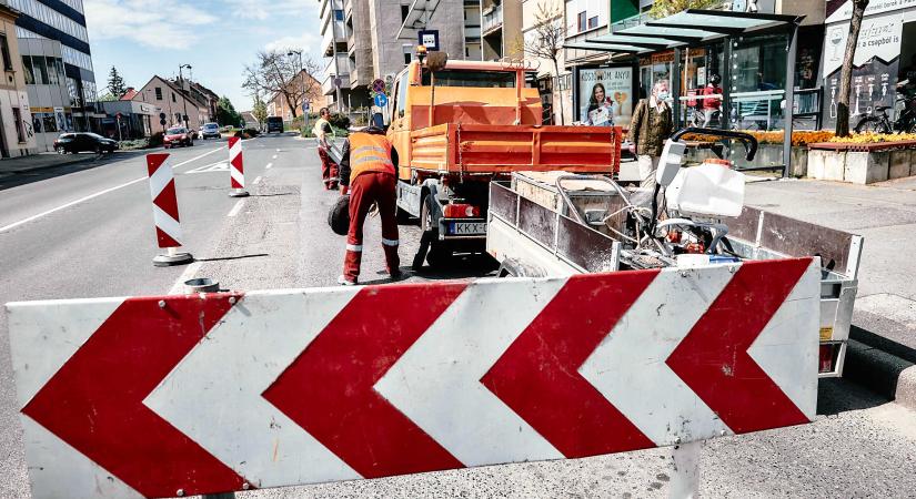 Kilencmillió forintból lesz kátyúálló térkő két Thököly utcai buszmegállóban Szombathelyen