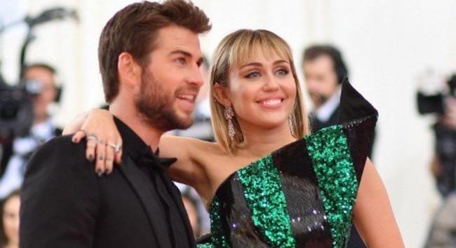 Kínos videó került elő: Miley Cyrus a vörös szőnyegen dörgölőzött Liam Hemsworth-höz, mire az csúnyán leoltotta
