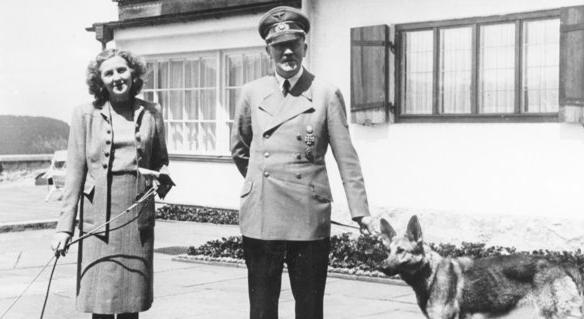 Ciánkapszula és pisztoly vetett véget Hitler és Eva Braun másfél napos házasságának