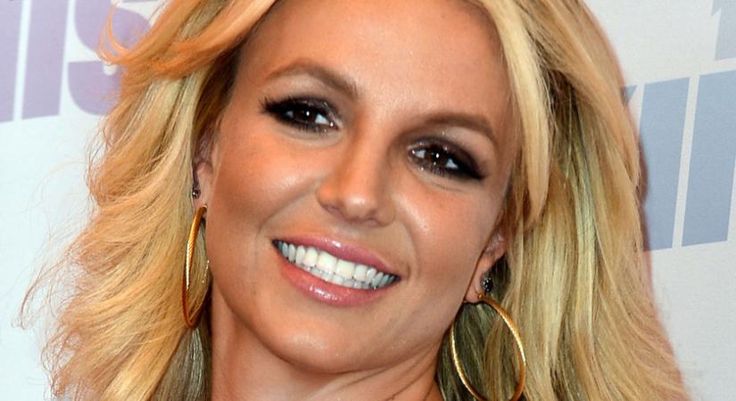A 39 éves Britney Spears pink bikiniben pózolt: gyönyörű az énekesnő alakja