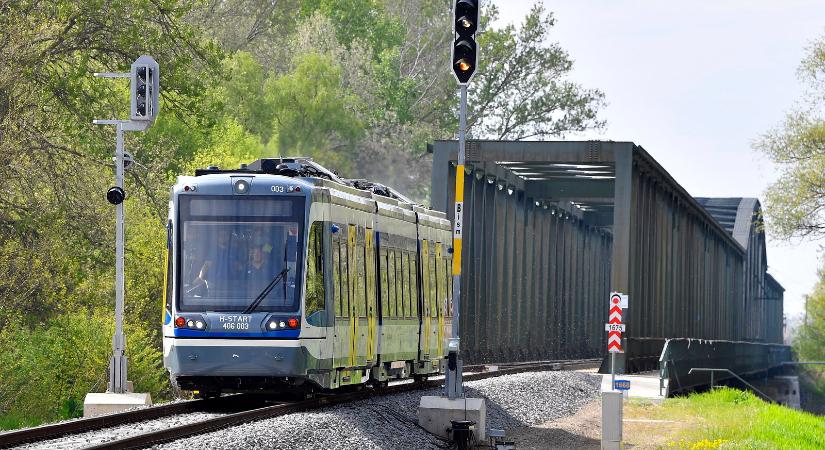 Csapatták a harmadik tramtrain-szerelvénnyel: Nagysebességű futópróbája volt Szeged és Hódmezővásárhely között