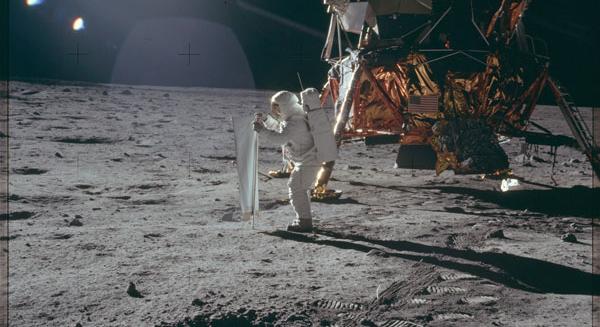 Elhunyt Michael Collins, aki a Földön ismeretlen ásványt hozott a Holdról