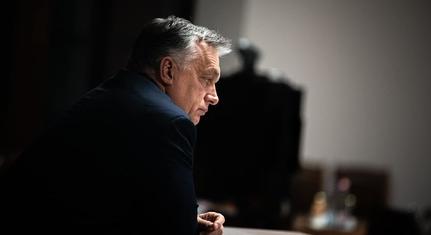 Orbán nem „demokráciaharcos”, hanem nyereg alatt puhított hős