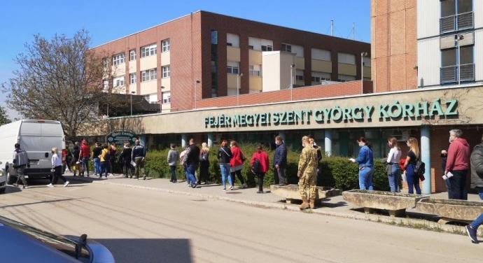 Hatalmas tömeg gyűlt össze a fehérvári kórháznál Pfizer-vakcináért