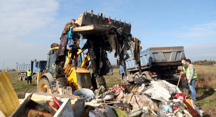 Öt nap alatt 650 tonnányi illegális hulladékot gyűjtött össze a Magyar Közút