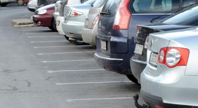Követeli az ingyenes parkolás megszüntetését az LMP