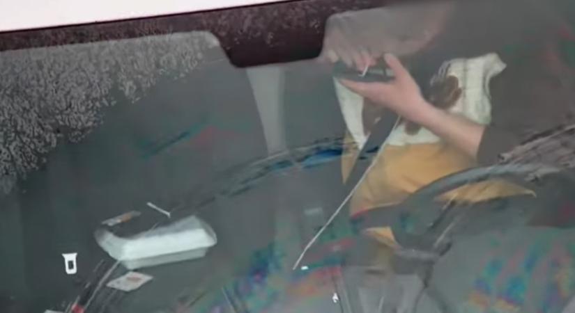 Autópályán, a rendőrségi kamera alatt szívott fel egy csíkot az egyik járművezető