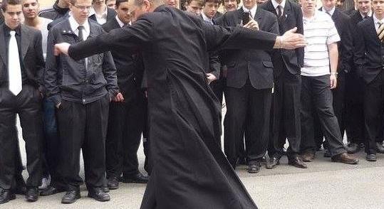 Így viseli a koronavírust a népszerű gördeszkás pap