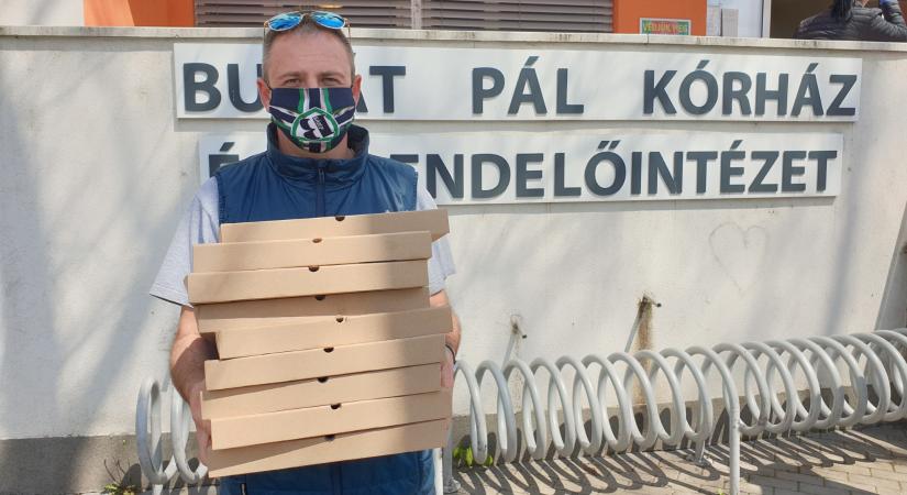 15 pizzával mondott köszönetet az oltópont dolgozóinak a gyöngyösi férfi