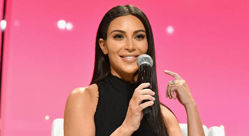 Kim Kardashian új szintre emelte a patchwork divat fogalmát, de lehet, hogy csak megtámadta egy puma